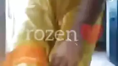 Slim Bangladeshi Bhabhi exposes bush in XXX video for her XXX lover