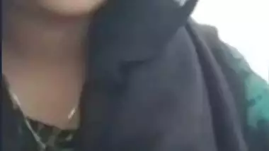 Topless hijab girl seduces boyfriend on live cam