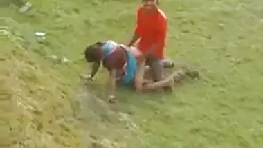 Desi Village outdoor sex of a rendi with her customer