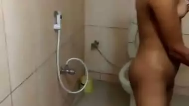 Desi girl shaving pussy