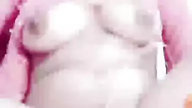 Viral beautiful girl rubbing clit and fingering pussy