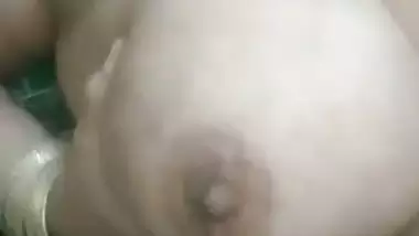 Bhabhi holding milky boobs in Pakistani solo nude clip