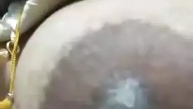 Dirty-minded aunty brags about big Desi nipples in close-up video