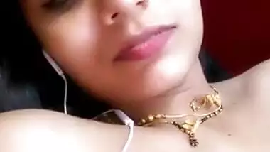 Sexy Desi Bhabhi Shows Her Boobs