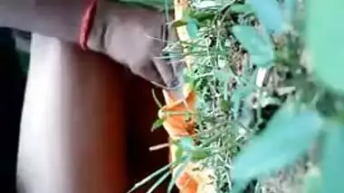 Wicked Desi lovely is fucked by XXX partner on the green grass MMS