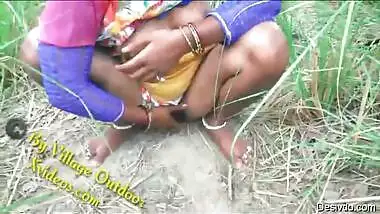 Desi village bhabi outdoor doggy fucking
