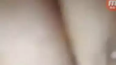 Sexy Desi chick sees nothing wrong in exposing breasts and cunt