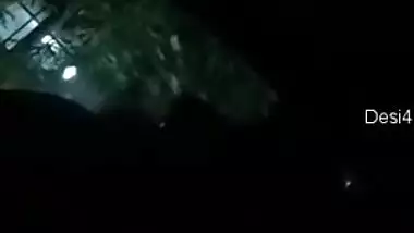 Excited Indian lovers begin XXX affair in the backseat by making out