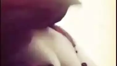 Sexy Desi Girl Showing her Boobs