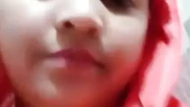 Beautiful bhabhi round boobs showing with sharp nipples