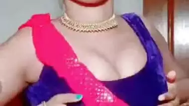 Joyful Desi chick in XXX sari provocatively moves her dazzling body